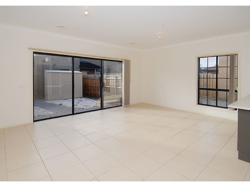 2/64 Doherty Street, Deer Park VIC 3023
