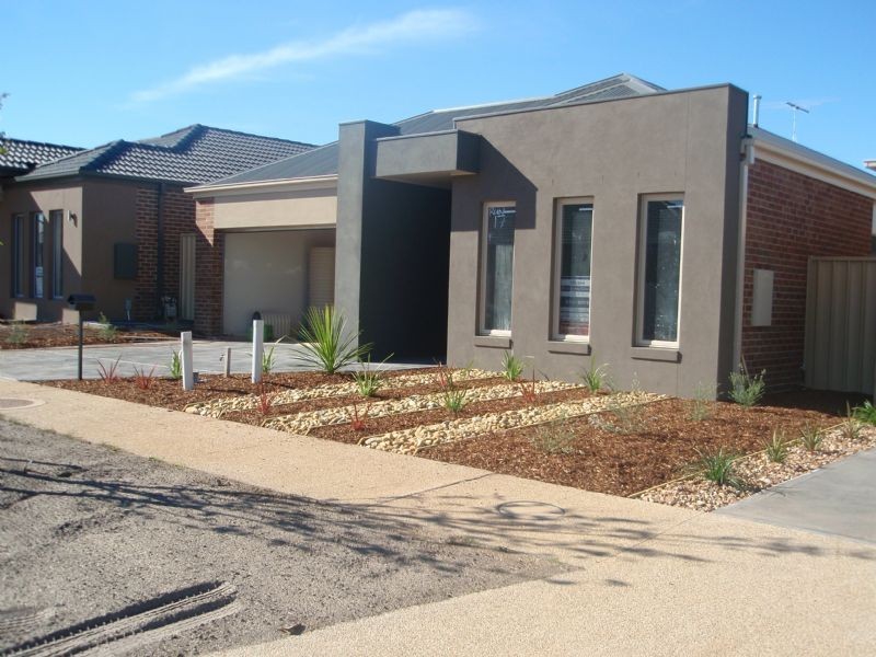 5 Blackshaws Place, Caroline Springs VIC 3023