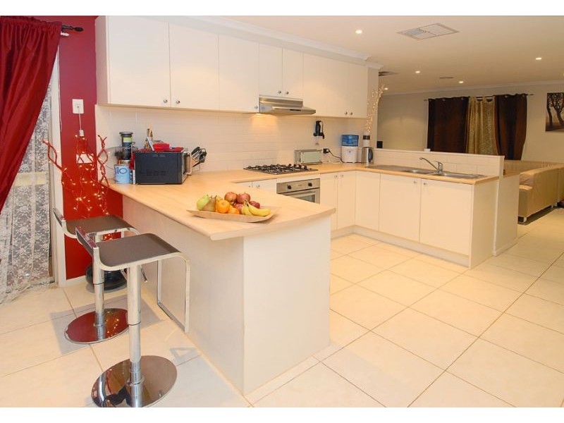 6 Hessing Green, Caroline Springs VIC 3023