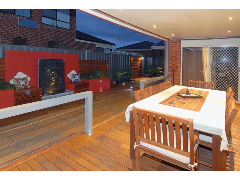 6 Hessing Green, Caroline Springs VIC 3023