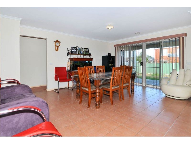 15 Hillcrest Drive, Hillside VIC 3037
