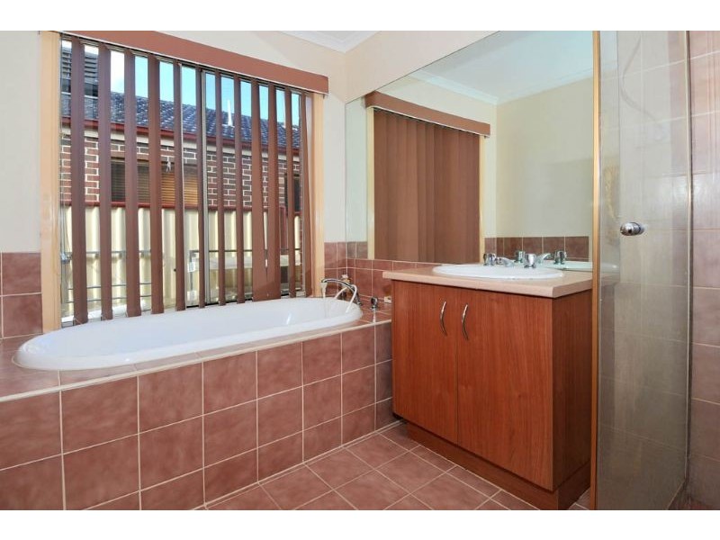 15 Hillcrest Drive, Hillside VIC 3037