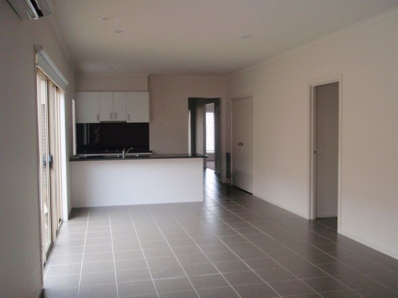 10 Cook Street, Caroline Springs VIC 3023