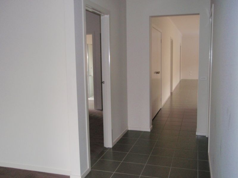 10 Cook Street, Caroline Springs VIC 3023