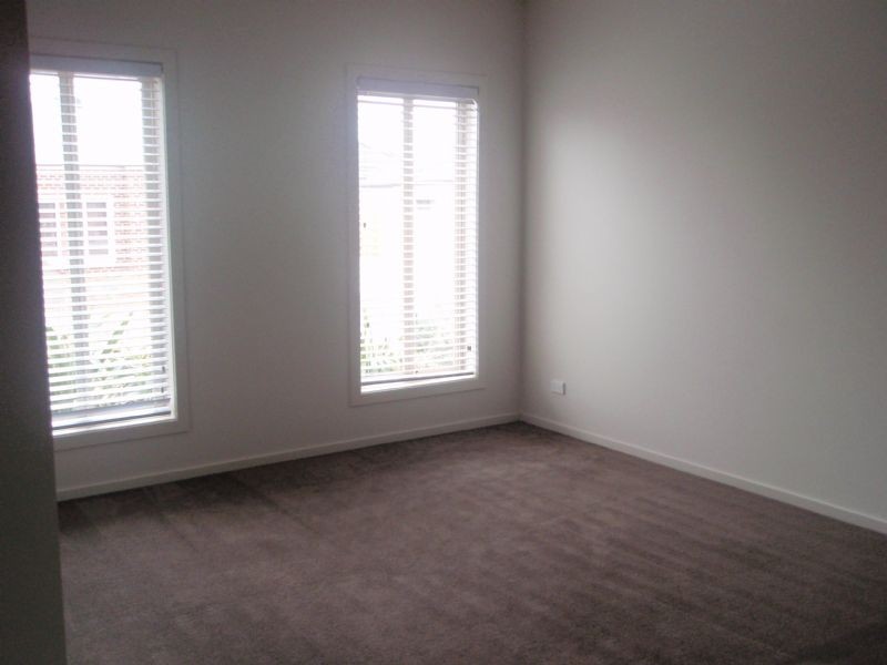 10 Cook Street, Caroline Springs VIC 3023