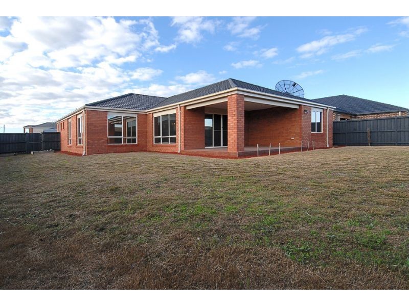 13 Roanoke Grove, Deer Park VIC 3023
