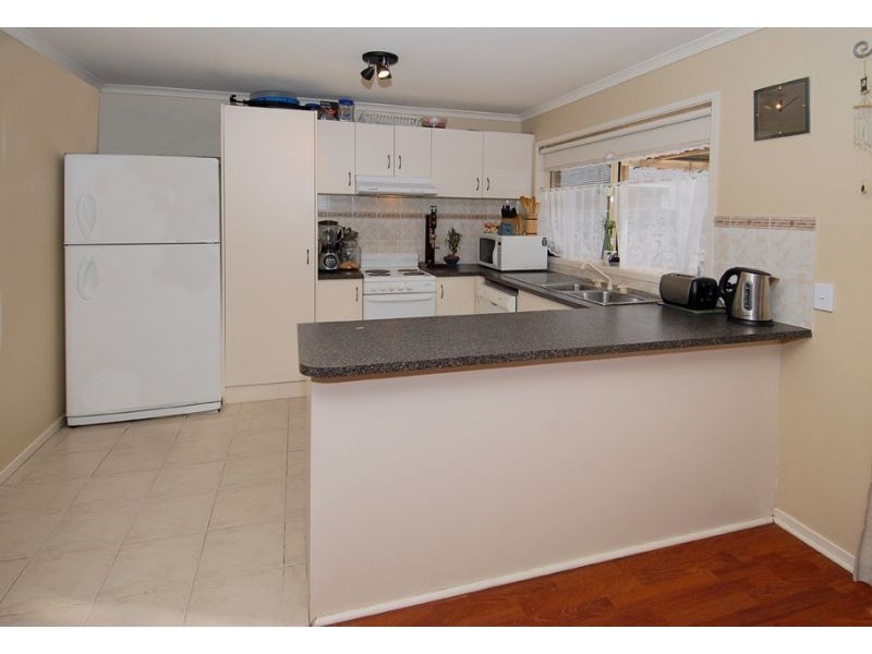 10 Earlington Boulevard, Burnside VIC 3023