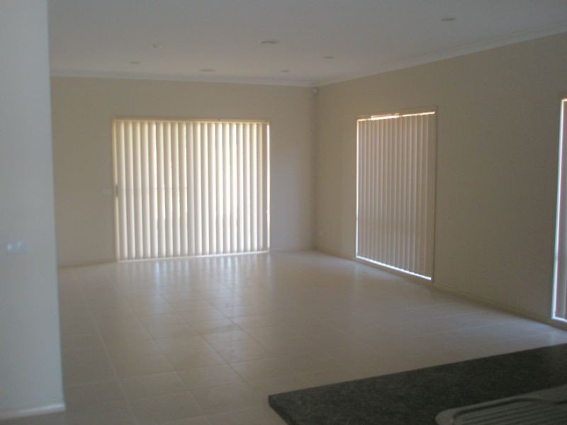 8 Elsternwick St, Caroline Springs VIC 3023