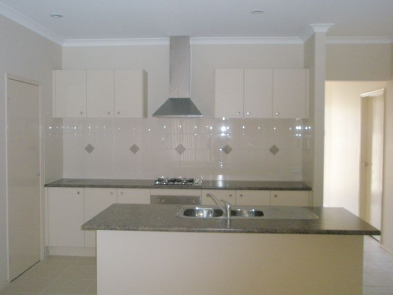 8 Elsternwick St, Caroline Springs VIC 3023