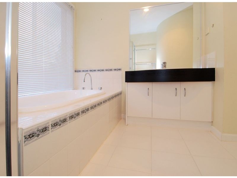 1 Hampstead Green, Caroline Springs VIC 3023