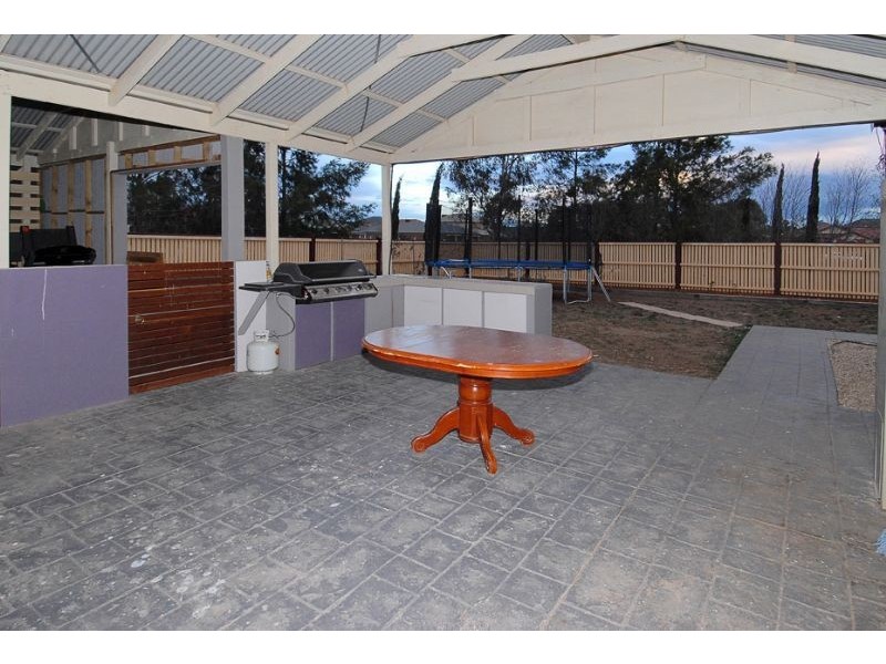 1 Hampstead Green, Caroline Springs VIC 3023