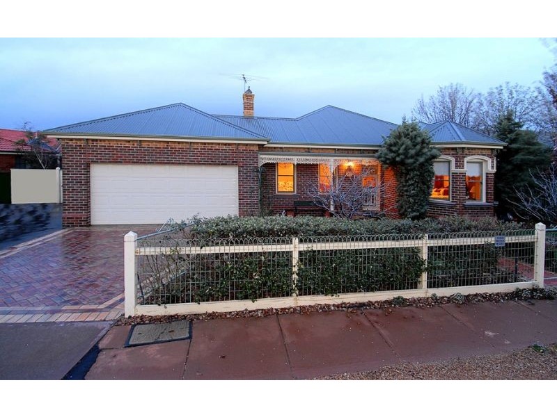 27 Windsor Gardens, Caroline Springs VIC 3023