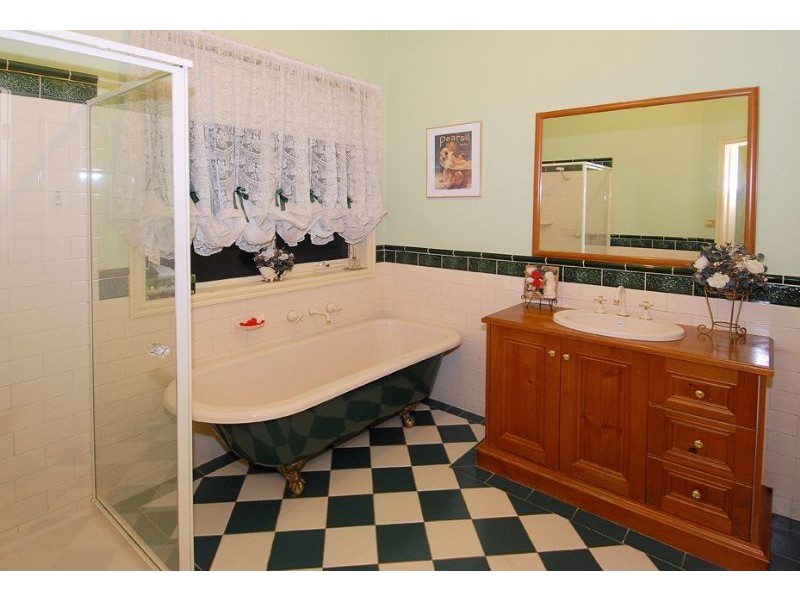 27 Windsor Gardens, Caroline Springs VIC 3023