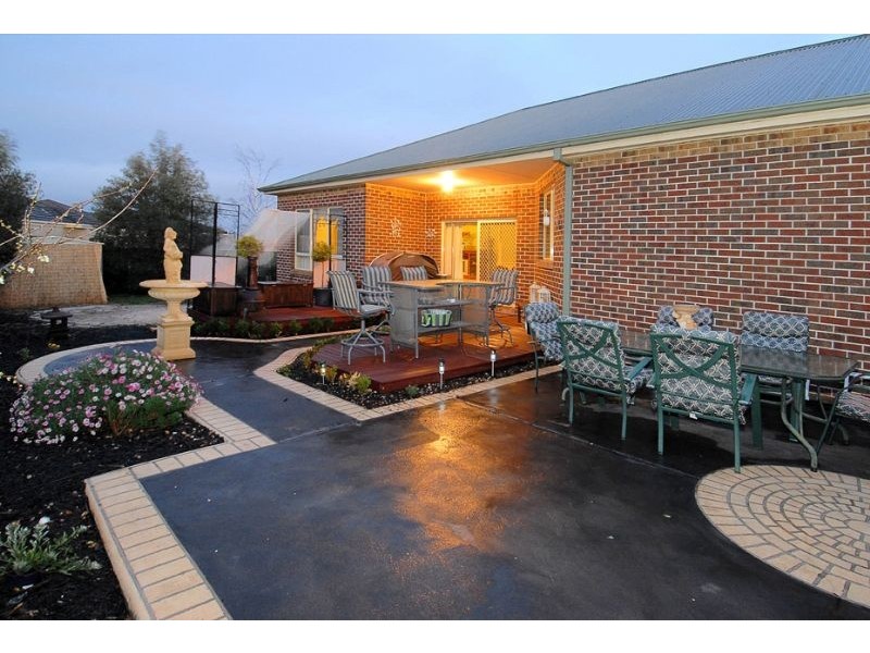 27 Windsor Gardens, Caroline Springs VIC 3023