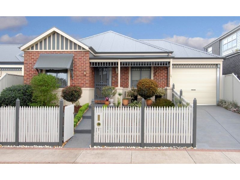 31 Hunts Cross Way, Caroline Springs VIC 3023