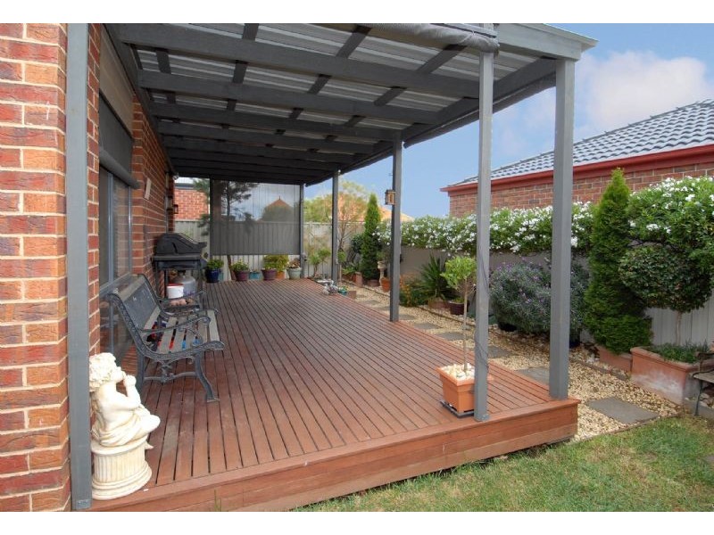 31 Hunts Cross Way, Caroline Springs VIC 3023