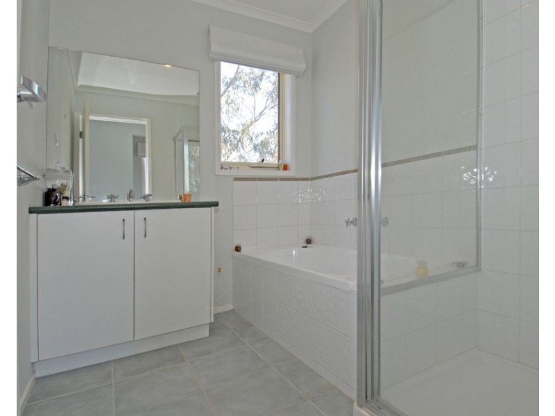 8/4 Landers Court, Caroline Springs VIC 3023