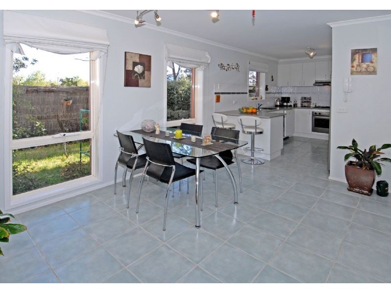 8/4 Landers Court, Caroline Springs VIC 3023