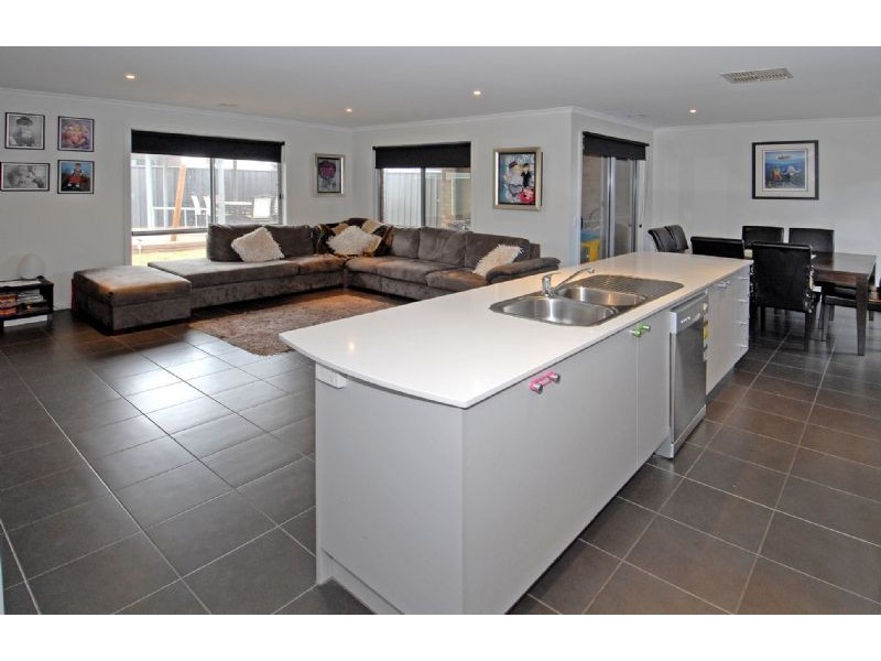 67 Duncombe Park Way, Deer Park VIC 3023