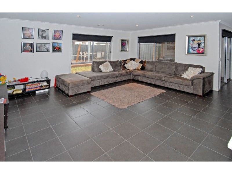 67 Duncombe Park Way, Deer Park VIC 3023