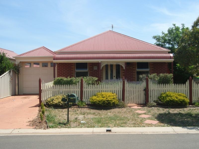10 Simpson Place, Caroline Springs VIC 3023