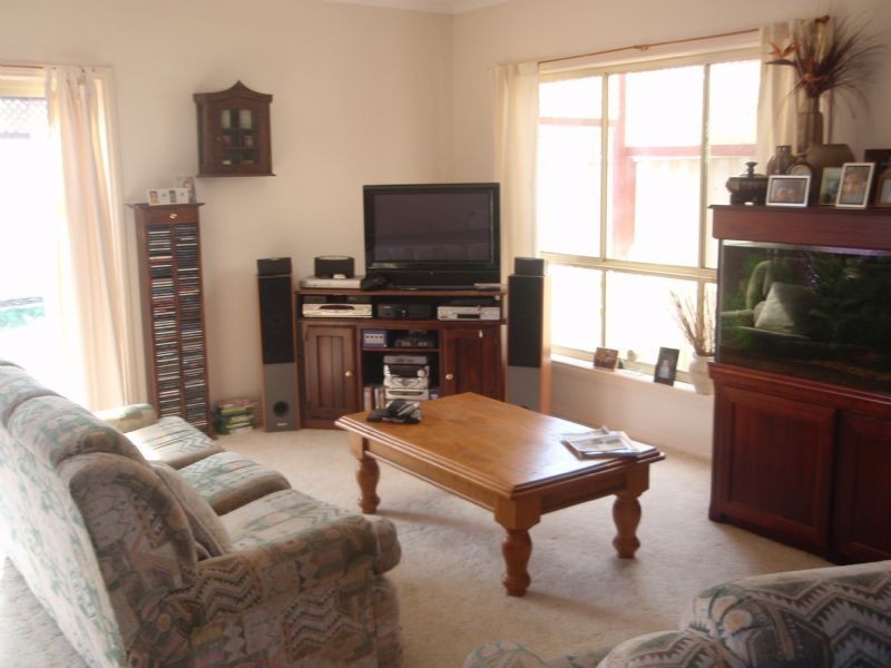 10 Simpson Place, Caroline Springs VIC 3023