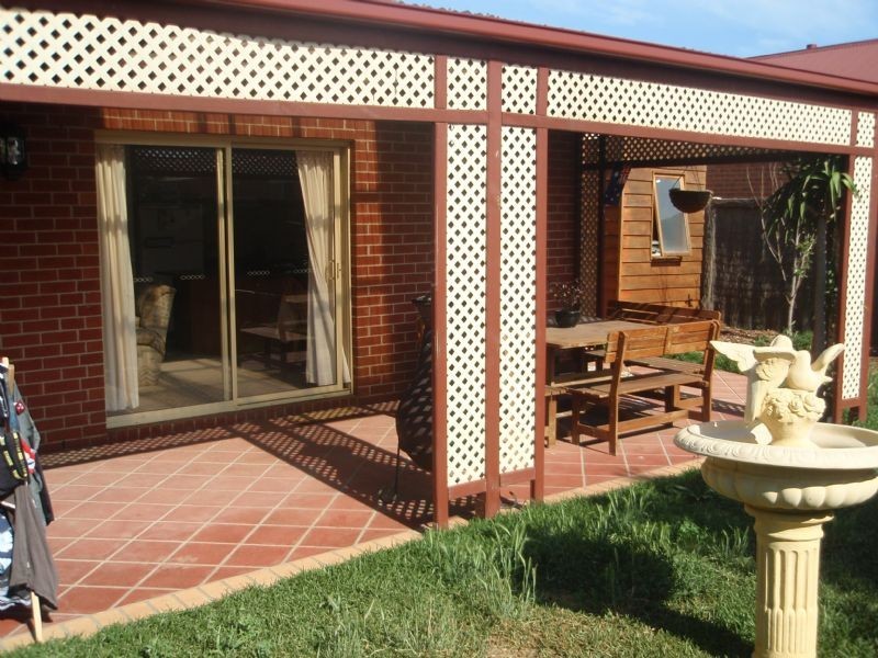 10 Simpson Place, Caroline Springs VIC 3023