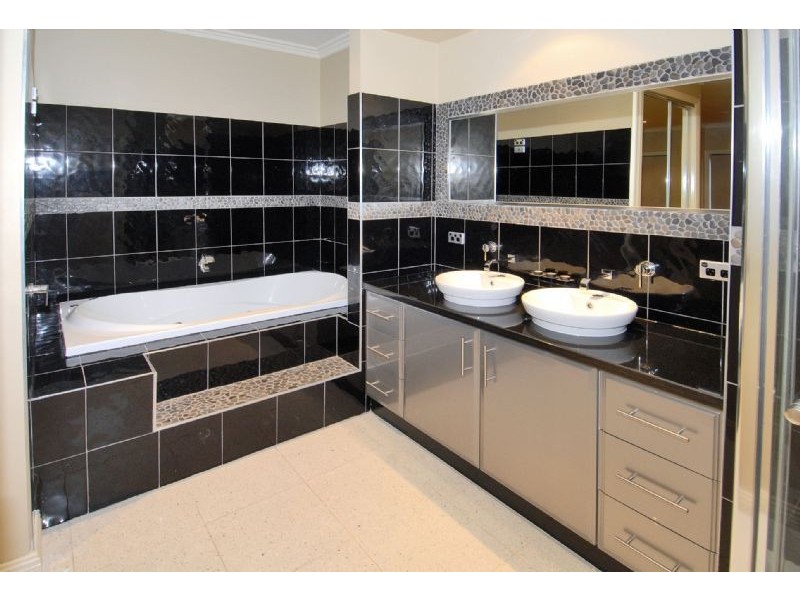 16 Nutwood Crescent, Derrimut VIC 3030