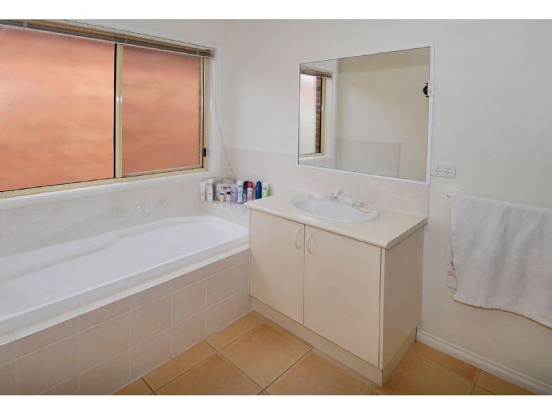 15 Yendon Place, Caroline Springs VIC 3023