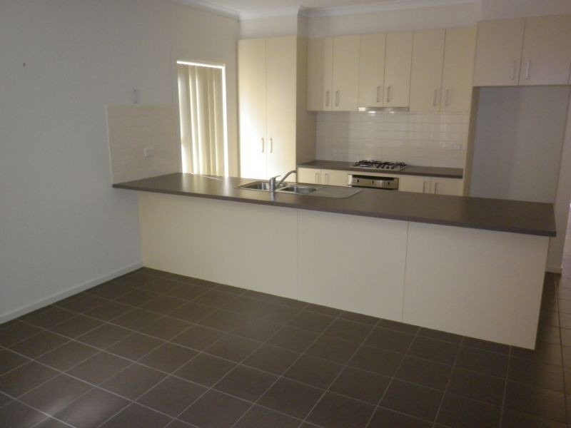 4 Hawksbury Green, Caroline Springs VIC 3023