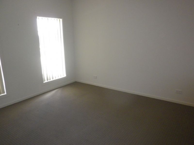 4 Hawksbury Green, Caroline Springs VIC 3023