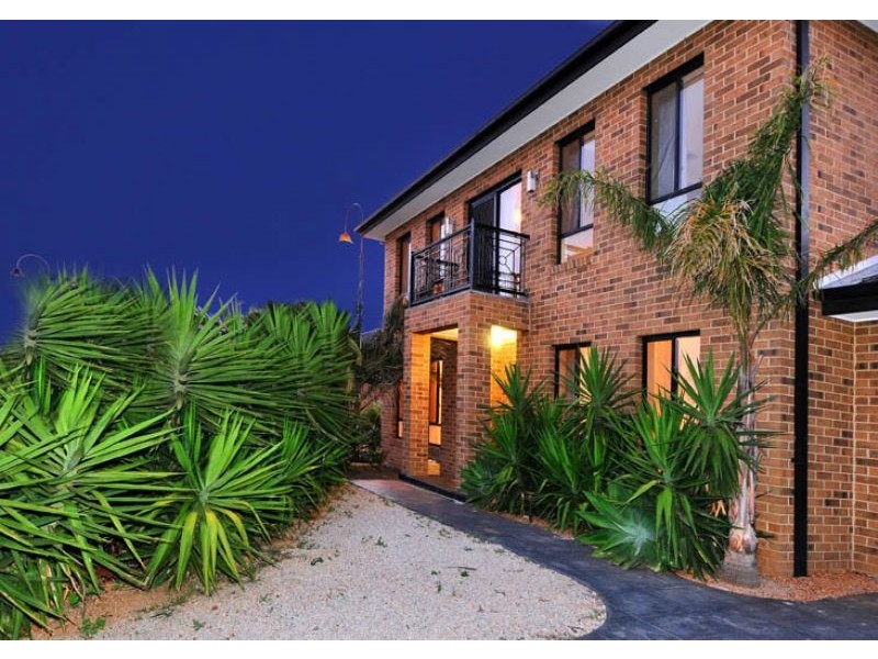 1 Dobell Crescent, Caroline Springs VIC 3023