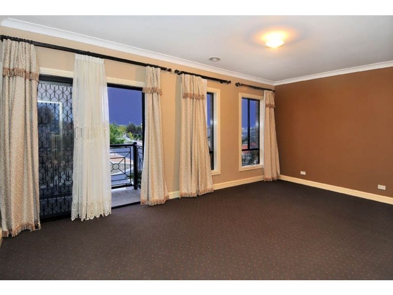 1 Dobell Crescent, Caroline Springs VIC 3023