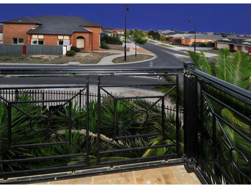 1 Dobell Crescent, Caroline Springs VIC 3023