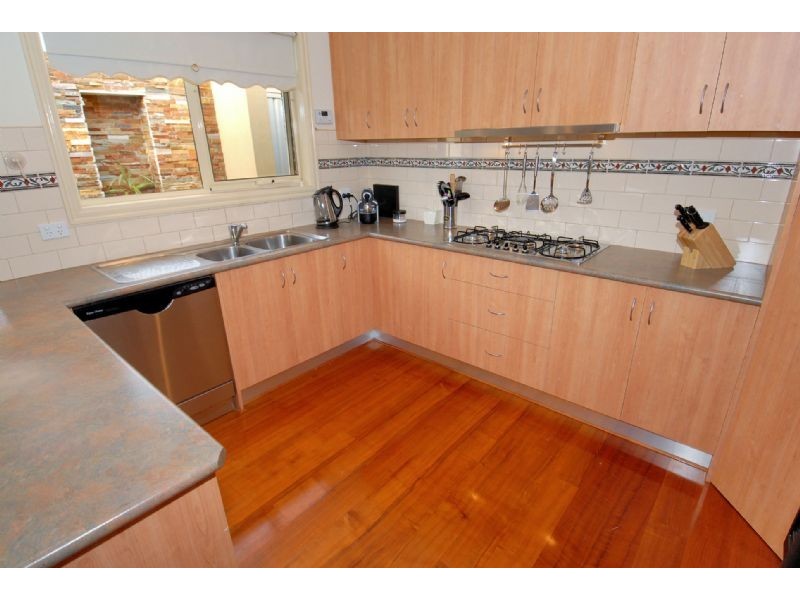 10 Smethwick Green, Caroline Springs VIC 3023