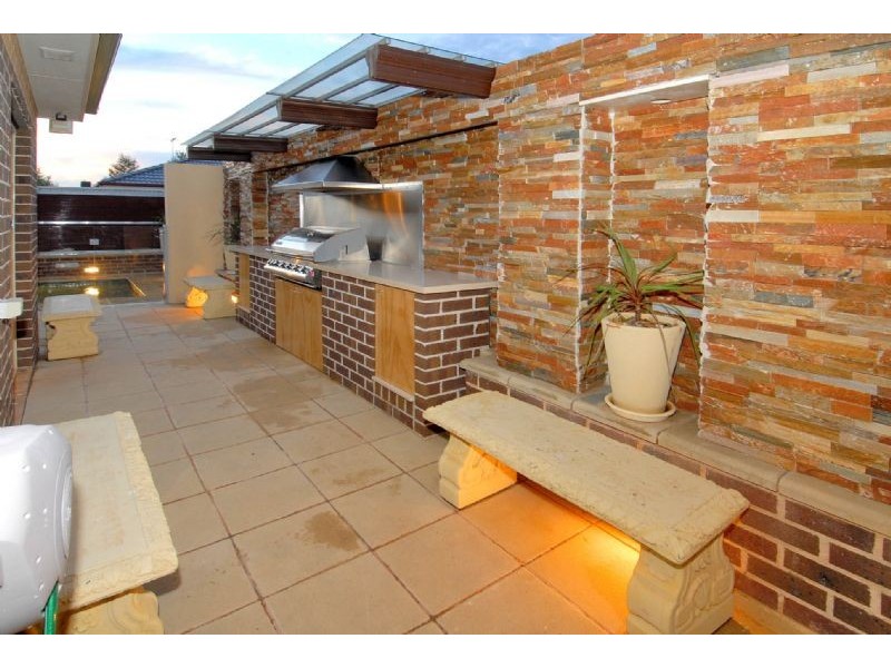 10 Smethwick Green, Caroline Springs VIC 3023