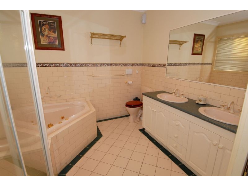 10 Smethwick Green, Caroline Springs VIC 3023