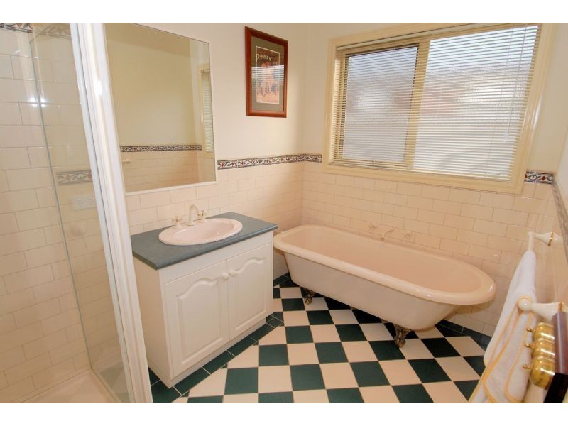 10 Smethwick Green, Caroline Springs VIC 3023