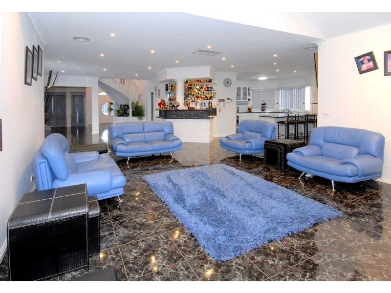 8 Upton Drive, Hillside VIC 3037