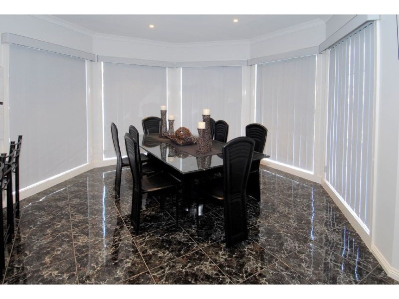 8 Upton Drive, Hillside VIC 3037