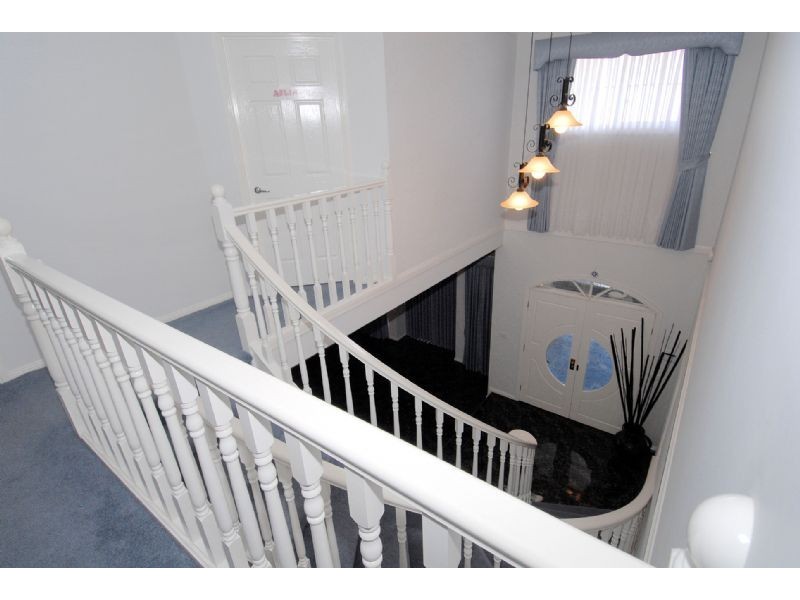 8 Upton Drive, Hillside VIC 3037