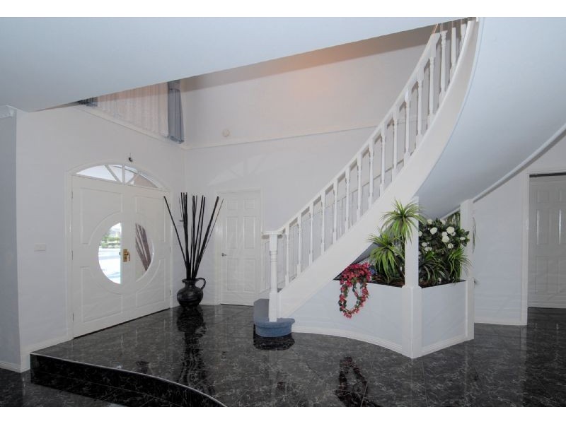 8 Upton Drive, Hillside VIC 3037