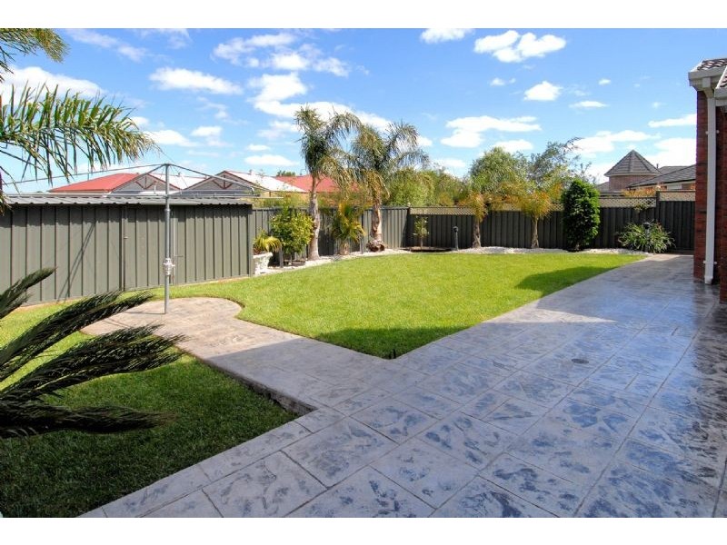 8 Upton Drive, Hillside VIC 3037