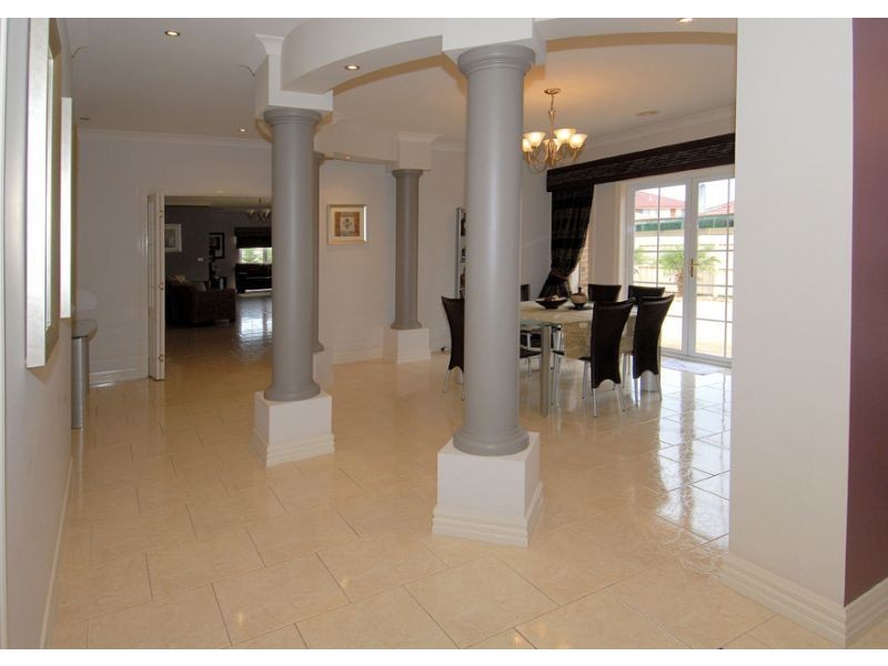 28 Wellington Drive, Hillside VIC 3037