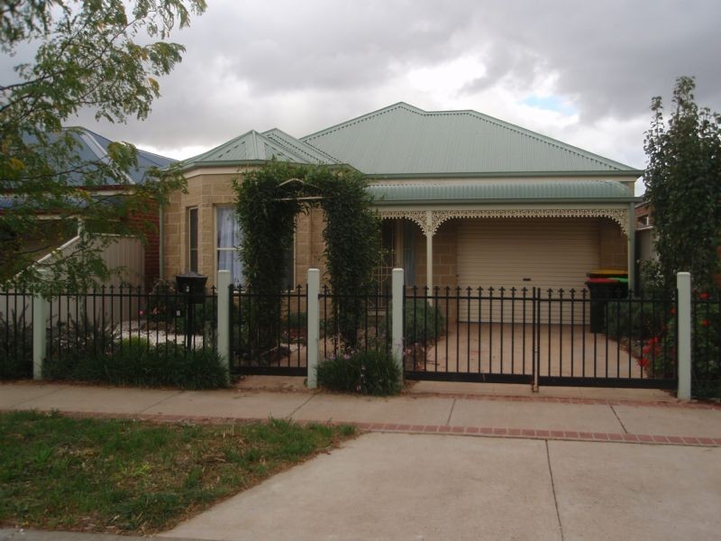 2 St Johns Walk, Caroline Springs VIC 3023
