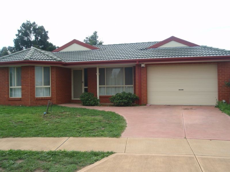 24 Daylesford Cresent, Caroline Springs VIC 3023
