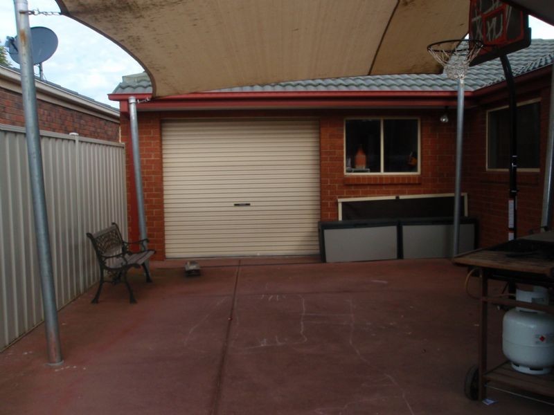 24 Daylesford Cresent, Caroline Springs VIC 3023