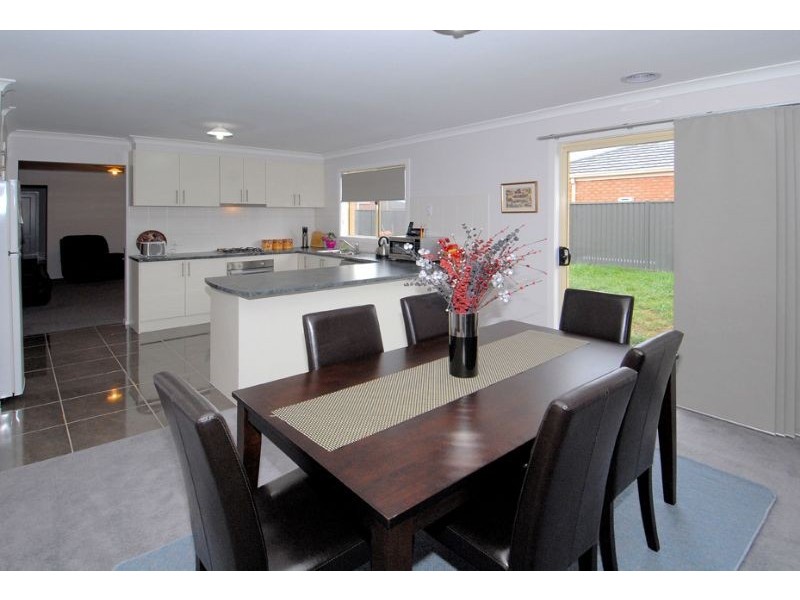 8 Amron Close, Deer Park VIC 3023