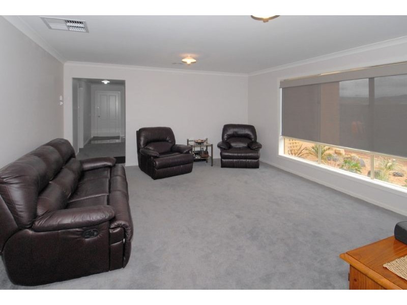 8 Amron Close, Deer Park VIC 3023