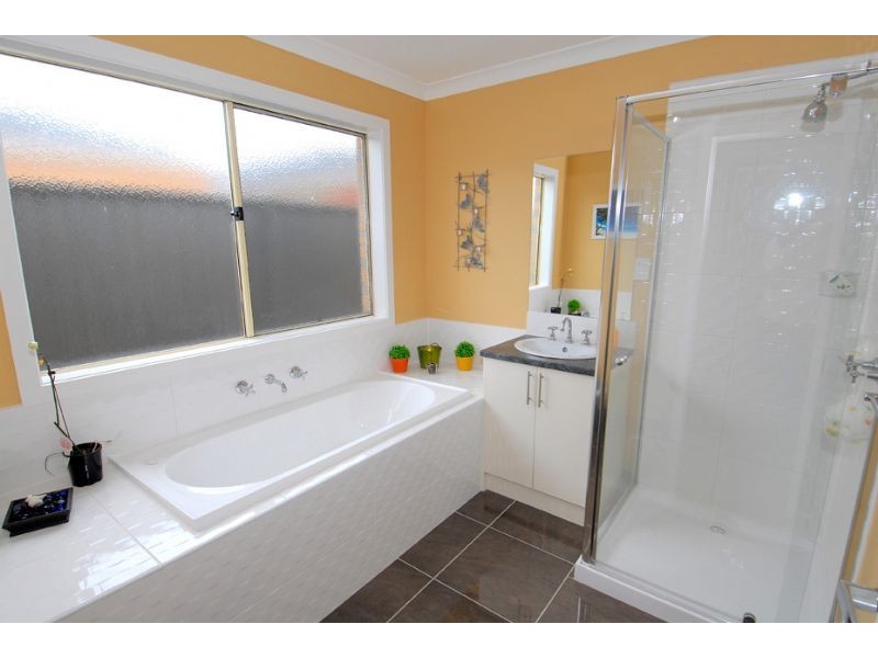 8 Amron Close, Deer Park VIC 3023